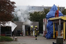 Brandweer haalt gasflessen uit brandende berging aan Elbestraat in Beverwijk