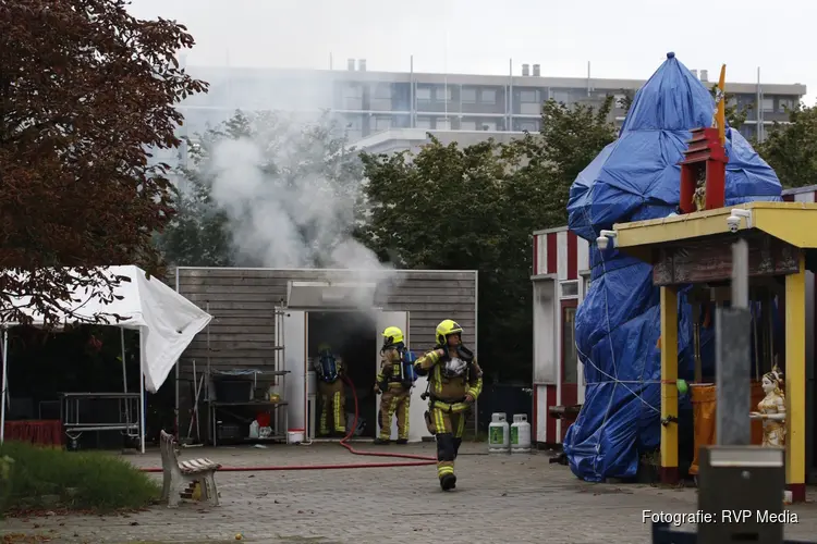 Brandweer haalt gasflessen uit brandende berging aan Elbestraat in Beverwijk