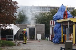 Brandweer haalt gasflessen uit brandende berging aan Elbestraat in Beverwijk