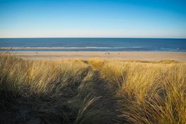 Een tas die het strand van Wijk aan Zee en de Bazaar aankan