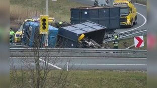 Truck met oud ijzer gekanteld op afrit Beverwijk-Oost