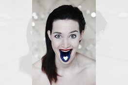 Comediène met diepgang en elastieken lijf