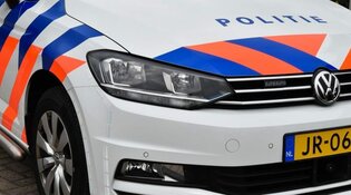 Automobiliste remt te laat en botst op twee auto's