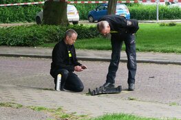 Snorscooter aangereden, brokstukken door hele straat
