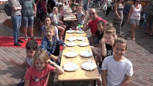 Kinderen doen gooi naar 'lunchend' wereldrecord op markt Beverwijk