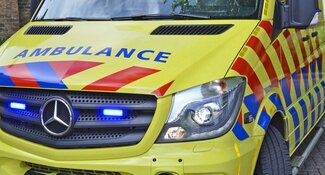 Fietsster klapt op voorruit auto