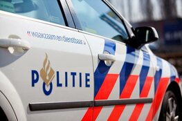 Man rijdt lantaarnpaal uit de grond in Beverwijk