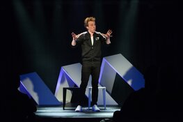 Van Kuijk analyseert, fileert en serveert met een lach; binnenkort in het Kennemer Theater