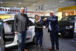 Winnares neemt hoofdprijs Centennial Loterij in ontvangst