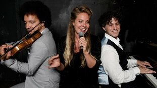 Live muziekquiz in de foyer